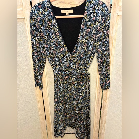 LOFT Dresses & Skirts - LOFT soft comfy floral wrap mini dress sz L